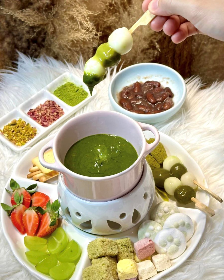 Matcha Fondue - sự kết hợp giữa vị ngọt béo của sô cô la trắng cùng vị đắng thanh tao của trà xanh matcha