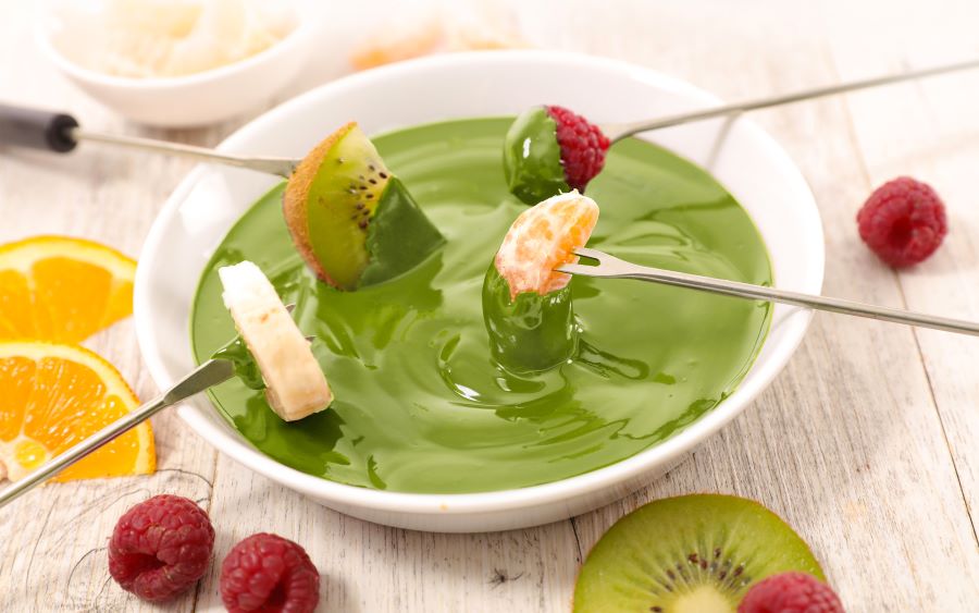 Matcha Fondue có thể ăn kèm với trái cây tươi, bánh quy hoặc bất kỳ loại đồ ăn nhẹ nào