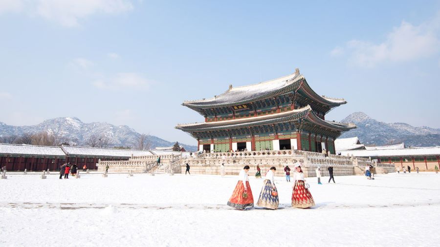 Cung điện Gyeongbokgung trở nên lộng lẫy hơn khi xung quanh được bao phủ bởi một lớp tuyết trắng xoá