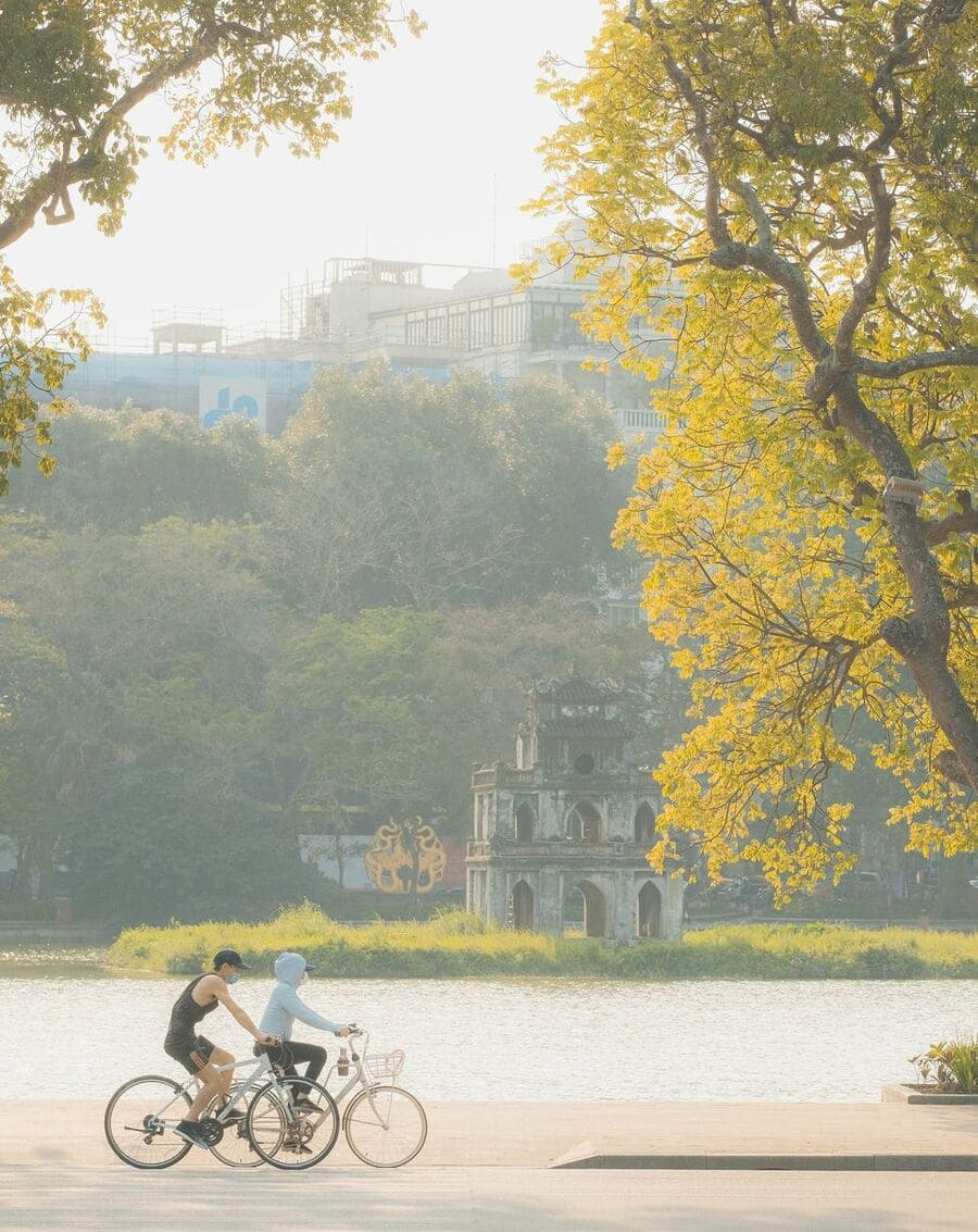 Chiêm ngưỡng mùa thu Hà Nội cùng sắc vàng của những chiếc lá chuyển màu