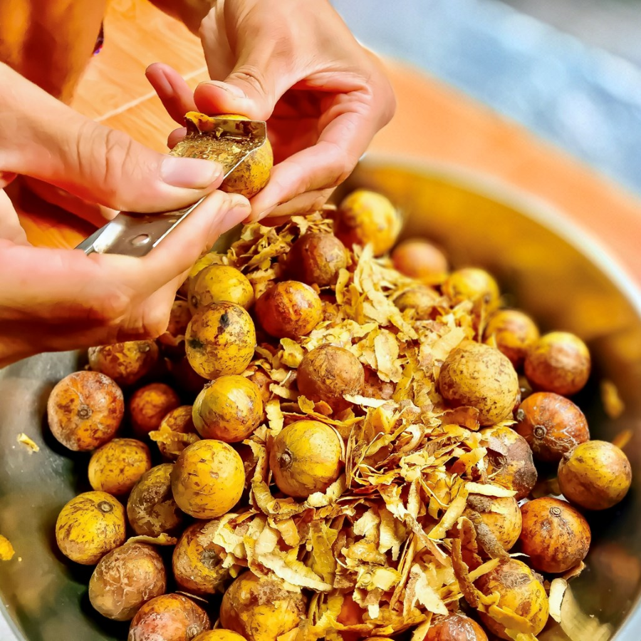 Nếu như mùa hè có ly nước sấu giải nhiệt thì mùa thu Hà Nội gọi tên những quả sấu chín vàng ươm