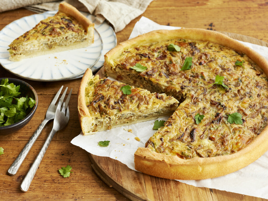 Zwiebelkuchen, hay bánh hành, là một đặc sản không thể bỏ qua khi đến Đức vào mùa thu