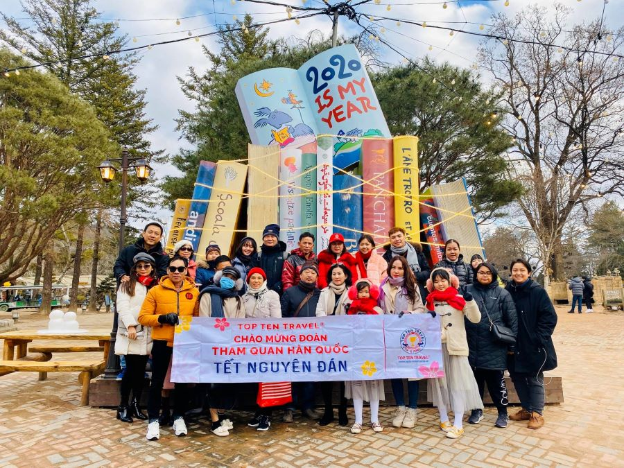 Đoàn khách nhà Top Ten Travel trong tour tham quan Hàn Quốc dịp Tết Nguyên đán