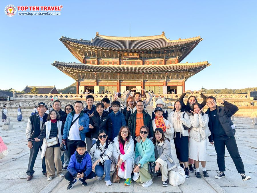 Đoàn khách nhà Top Ten Travel chiêm ngưỡng vẻ cổ kính, uy nghi của Cung Điện Gyeongbokgung