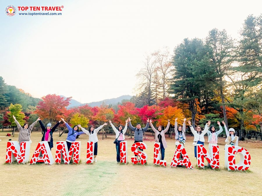 Đoàn khách nhà Top Ten Travel thỏa sức “thả dáng” tại hòn đảo Nami xinh đẹp