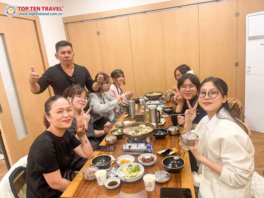 Đoàn khách nhà Top Ten Travel trải nghiệm những món ngon Hàn Quốc đặc sắc