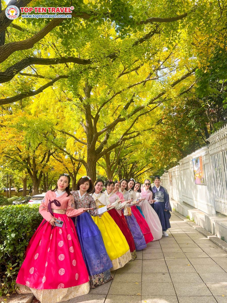Khách yêu nhà Top Ten Travel xúng xính trong bộ trang phục Hanbok truyền thống