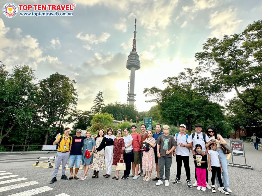 Đoàn khách nhà Top Ten Travel tham quan và check-in tại tháp Namsan