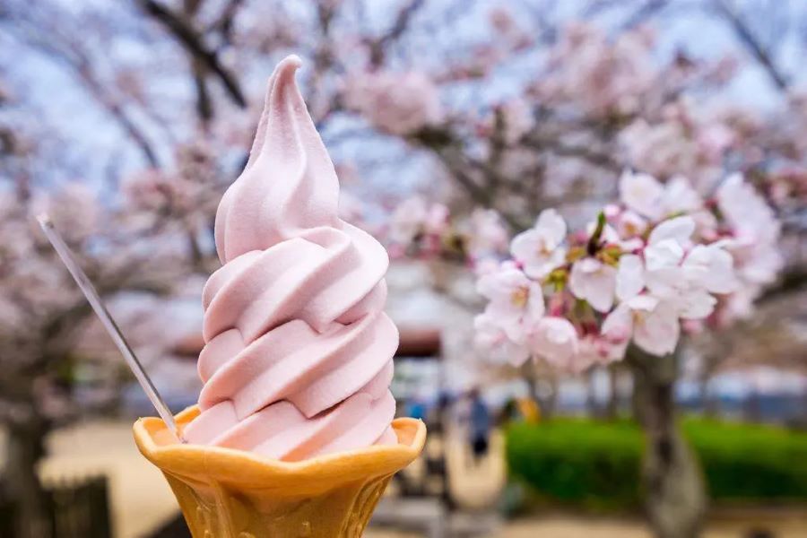 Đây là một loại kem rất được ưa chuộng và được làm từ những bông hoa anh đào tại Nhật
