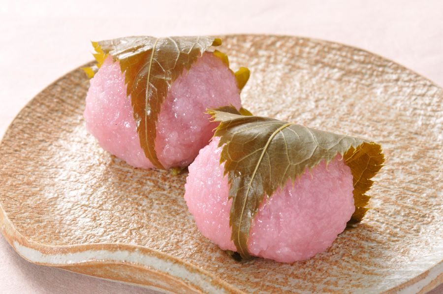 Bánh mochi hoa anh đào là một món ăn truyền thống và đặc trưng của mùa xuân Nhật Bản