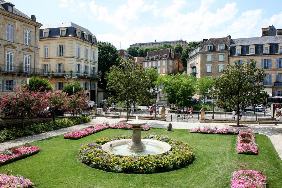 Cuộc sống bình yên với khung cảnh thiên nhiên thơ mộng của Sarlat la Caneda