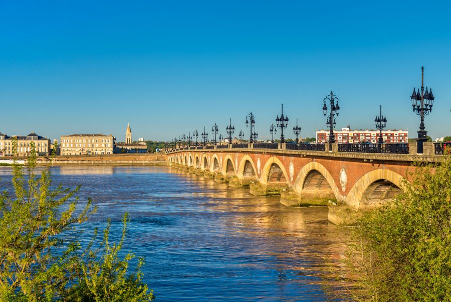 Cây cầu Ponte de Pierre nổi tiếng tại Pháp