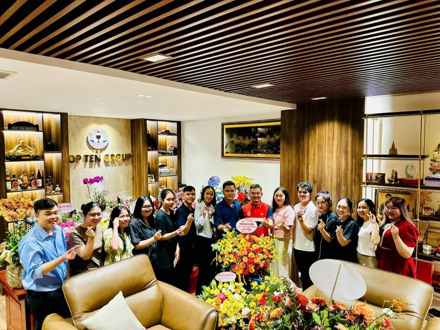 Phòng Điều Hành tặng hoa và chúc mừng sinh nhật Sếp