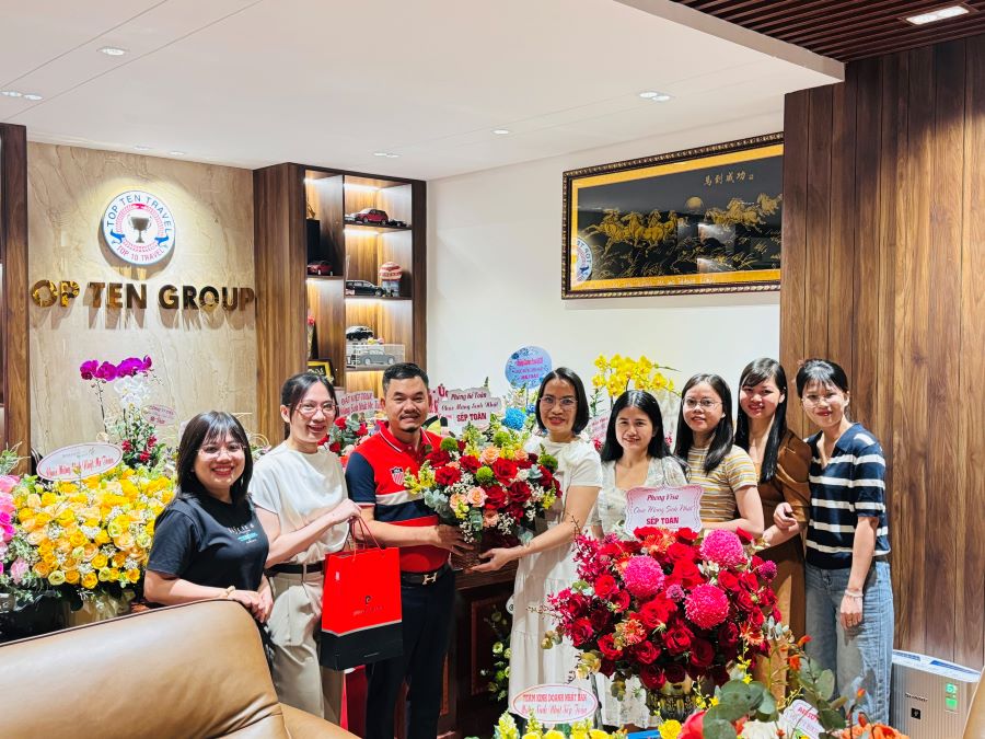 Phòng Kế toán tặng hoa và chúc mừng sinh nhật Sếp