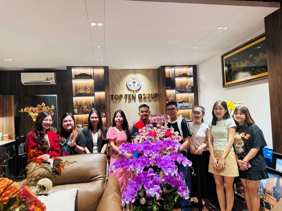 Phòng Âu - Úc tặng hoa và chúc mừng sinh nhật Sếp