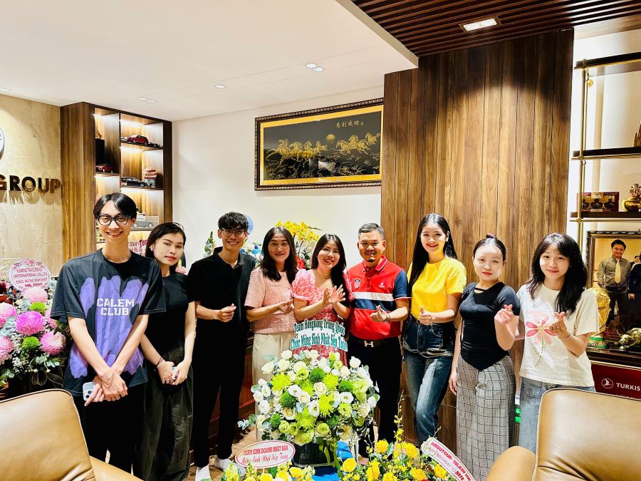 Phòng Trung Quốc tặng hoa và chúc mừng sinh nhật Sếp