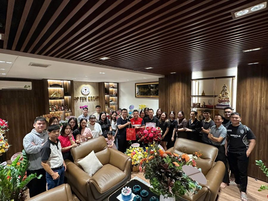 Phòng Visa tặng hoa và chúc mừng sinh nhật Sếp