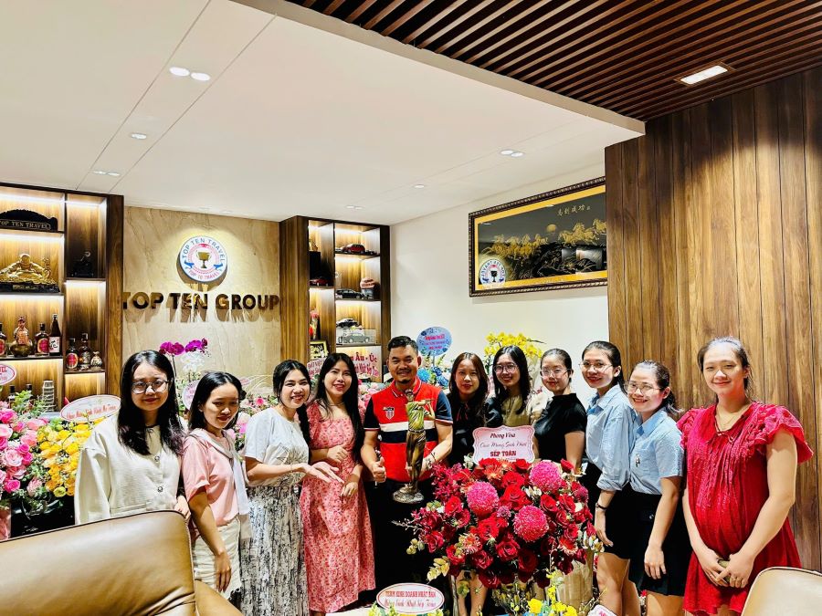 Phòng Đông Nam Á tặng hoa và chúc mừng sinh nhật Sếp