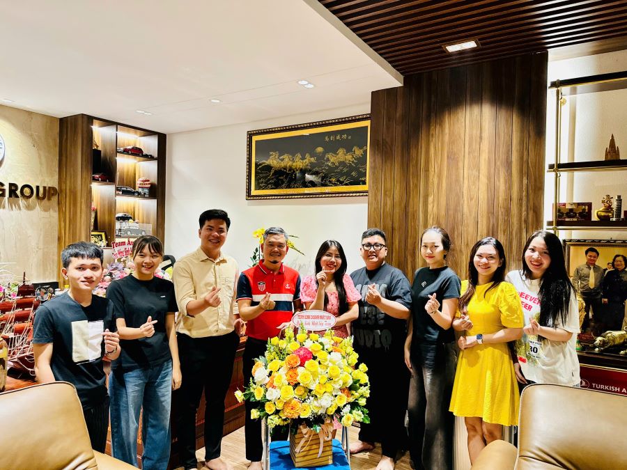 Phòng Nhật Bản tặng hoa và chúc mừng sinh nhật Sếp