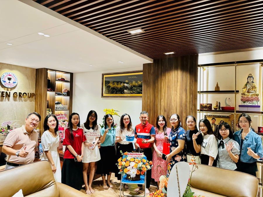 Phòng Khách Đoàn và Phòng Đài Loan tặng hoa và chúc mừng sinh nhật Sếp