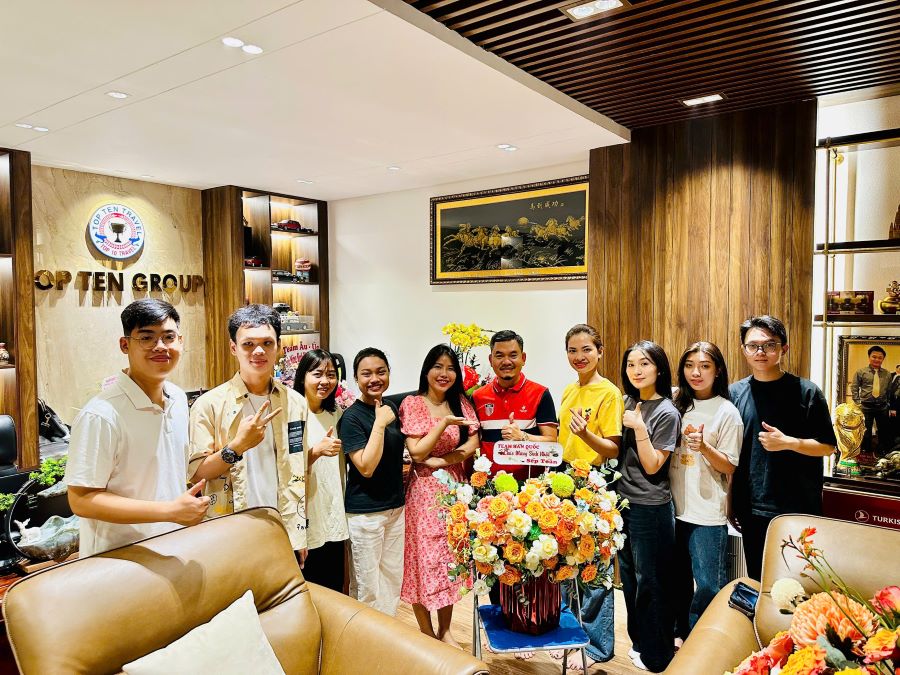 Phòng Hàn Quốc tặng hoa và chúc mừng sinh nhật Sếp