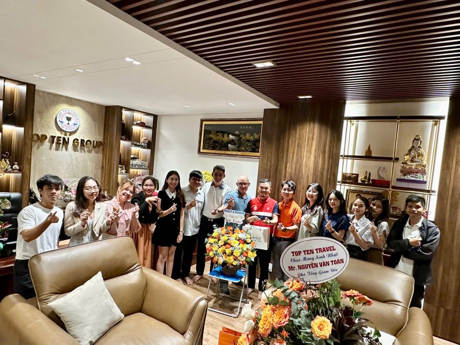 Phòng IT & Marketing tặng hoa và chúc mừng sinh nhật Sếp