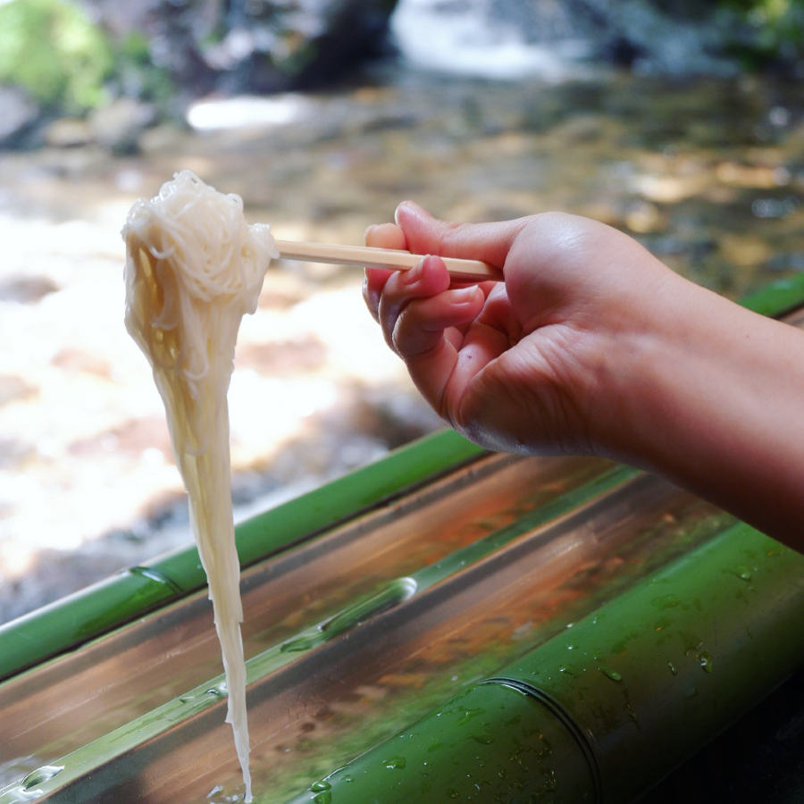 Nagashi Somen, hay còn gọi là mì trôi ống tre, là một món ăn độc đáo và thanh lịch trong nền ẩm thực Nhật Bản