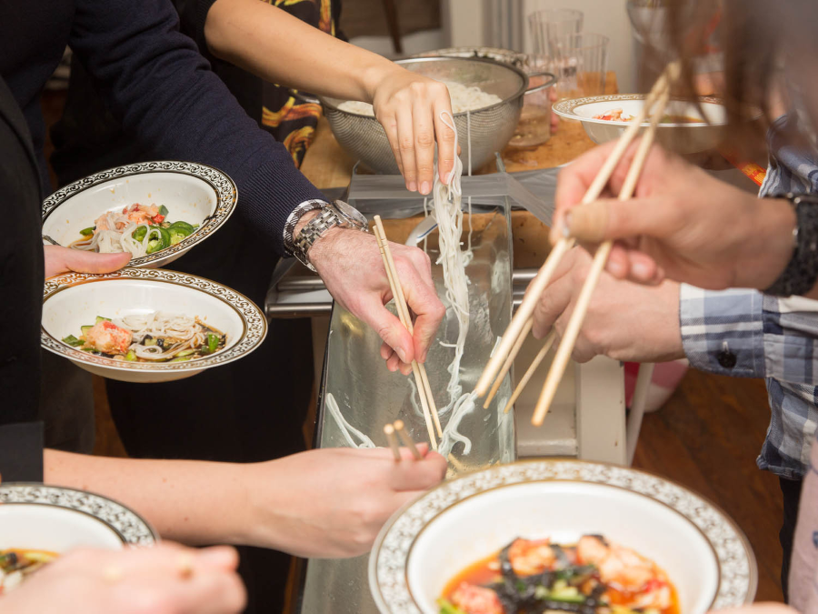 Nagashi Somen là một cách thưởng thức mì lạnh vô cùng độc đáo mà bạn nhất định phải thử khi đi du lịch Nhật Bản