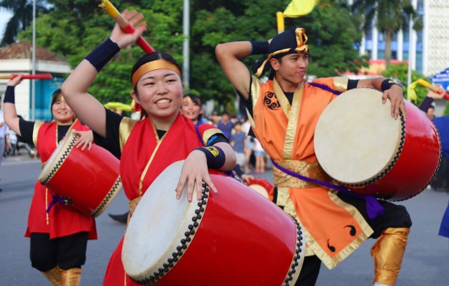 Múa Eisa cũng là một trong những tiết mục không thể thiếu trong lễ hội Naha Hari