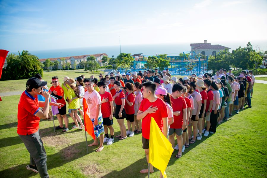 Các thành viên được chia thành các đội ngẫu nhiên