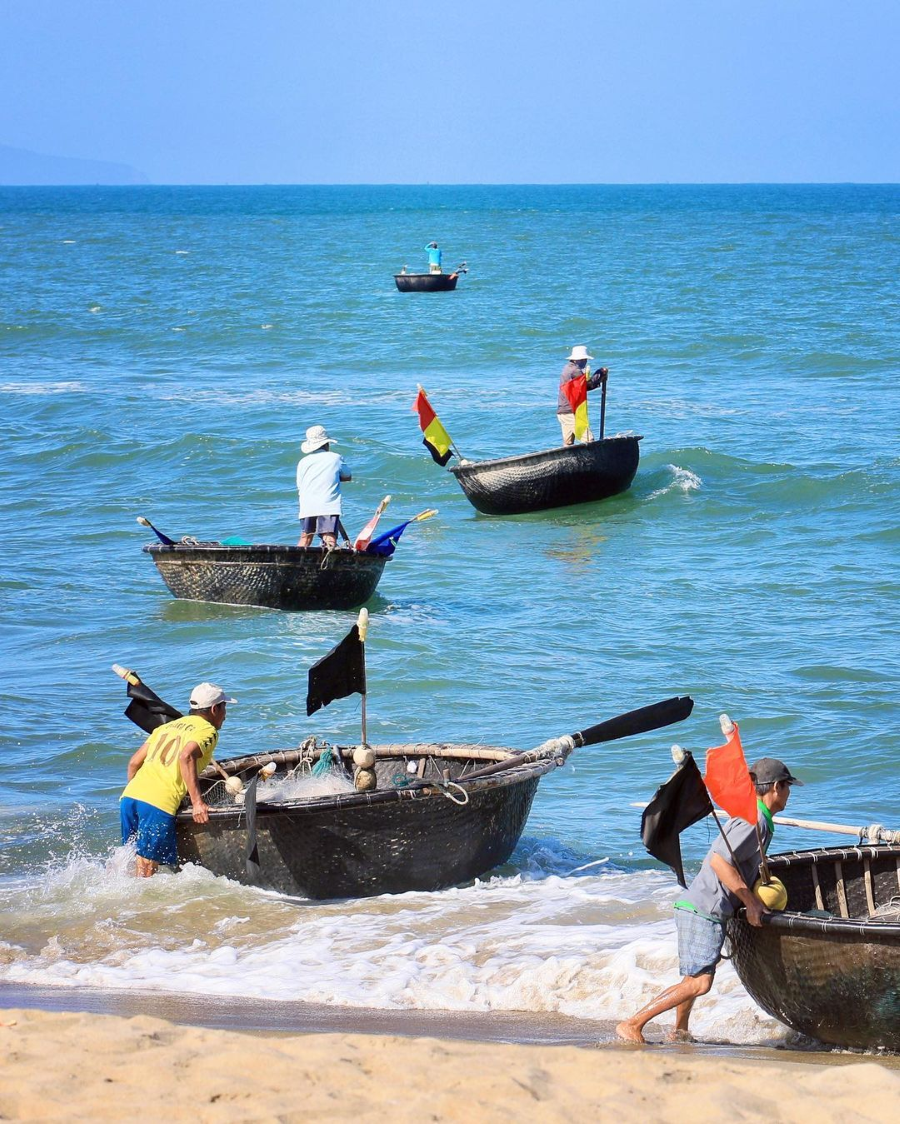 Biển Cửa Đại nổi tiếng với bờ cát trắng mịn trải dài hơn 3km, nước biển xanh biếc và những rặng dừa xanh mát