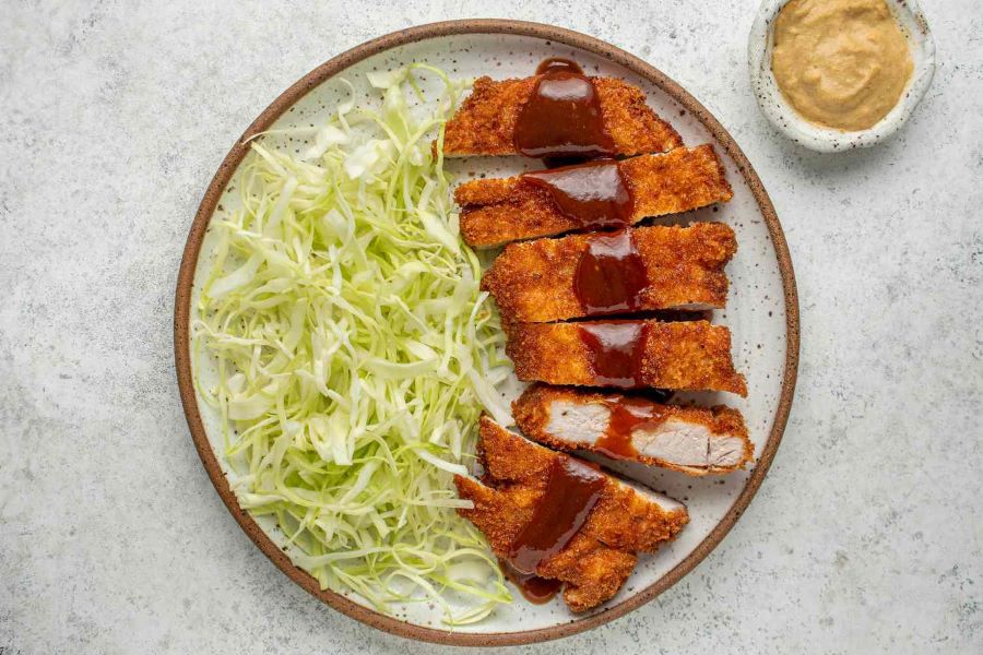 Tonkatsu sẽ hấp dẫn và đậm đà hơn khi bạn kết hợp cùng nước sốt ngọt ngọt mặn mặn