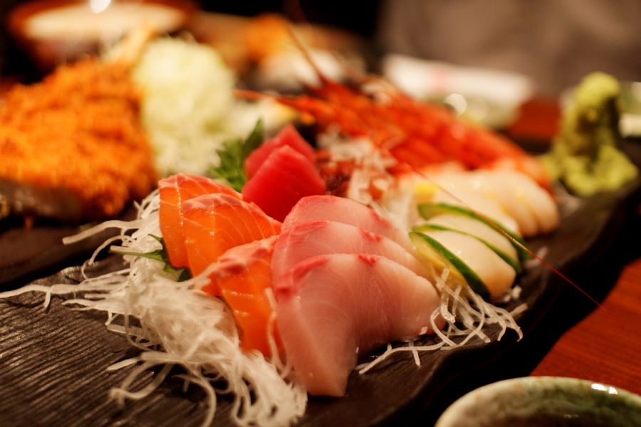 Sashimi cũng là một trong những món ăn truyền thống không thể bỏ qua khi đến đây