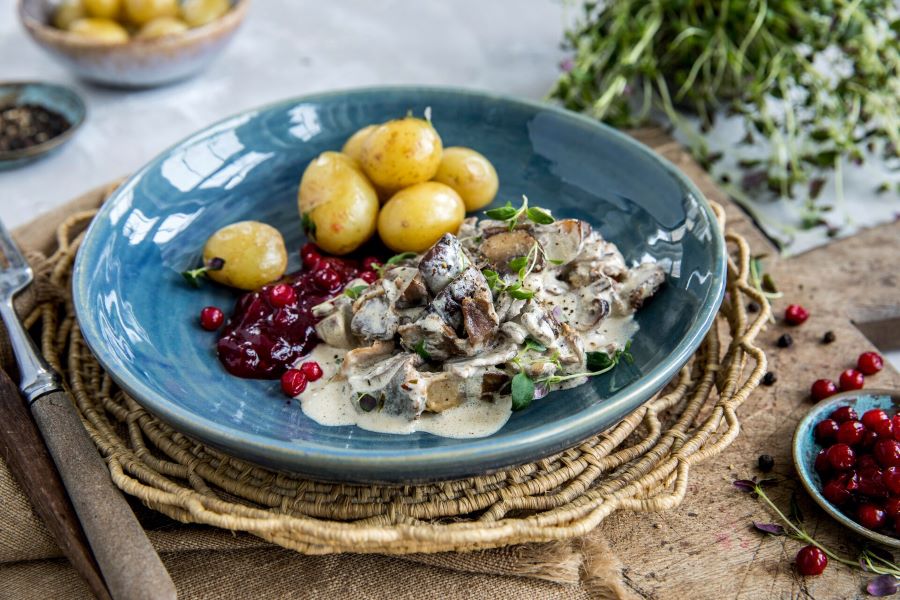 Thịt tuần lộc hầm ăn kèm với quả bách xù thơm nồng là món ăn thơm ngon khó ai có thể cưỡng lại được