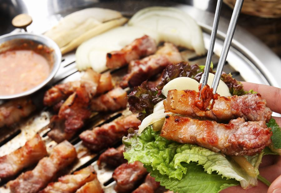 Thịt ba chỉ nướng có mùi vị thơm ngon, mềm mọng nước, không bị khô và dai