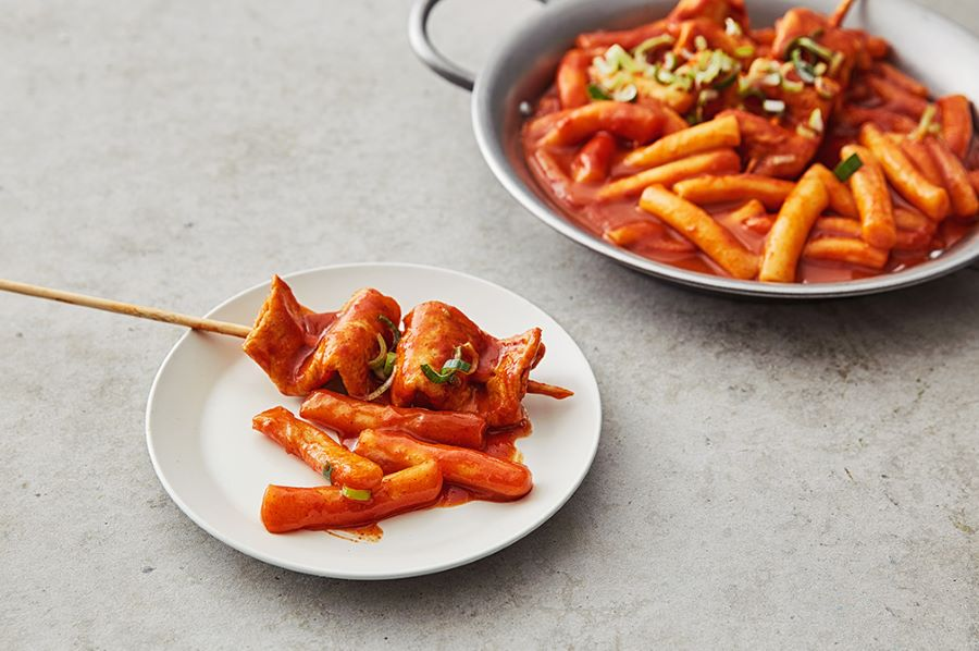 Sự kết hợp hoàn hảo giữa bánh chả cá và bánh gạo cay sẽ không làm thực khách thất vọng