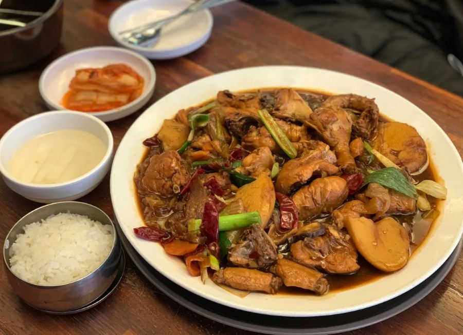 Món gà om Jjimdak có thể ăn kèm với cơm trắng nóng hổi