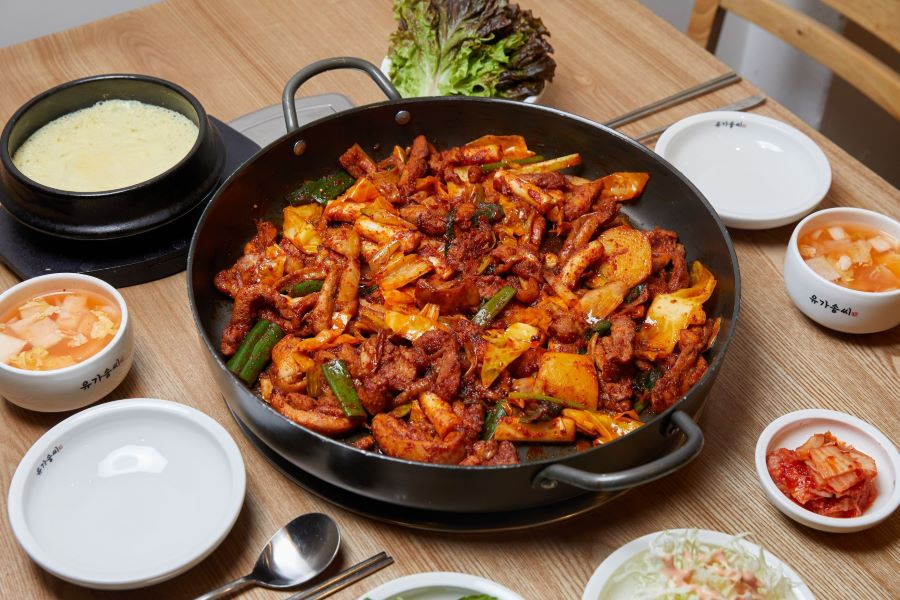 Gà xào cay là món ngon vô cùng nổi tiếng và được yêu thích tại Hàn Quốc