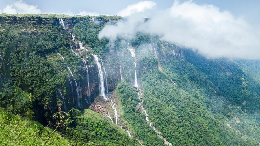 Chiêm ngưỡng cảnh đẹp tại thác nước Nohsngithiang tại Ấn Độ