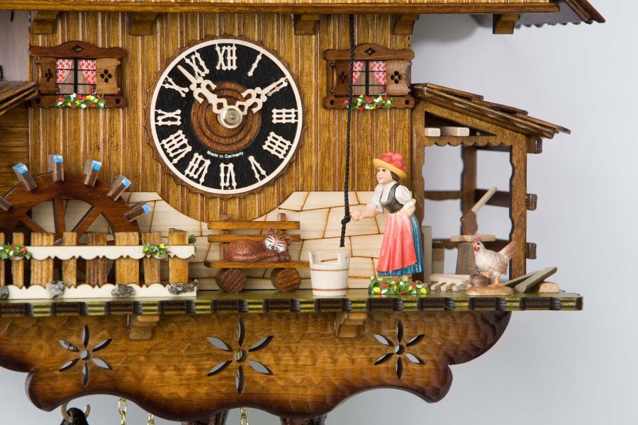 Đồng hồ Cuckoo - món quà lưu niệm nổi tiếng bởi thiết kế độc đáo và ấn tượng, tỉ mỉ đến từng hoa văn, từng chi tiết