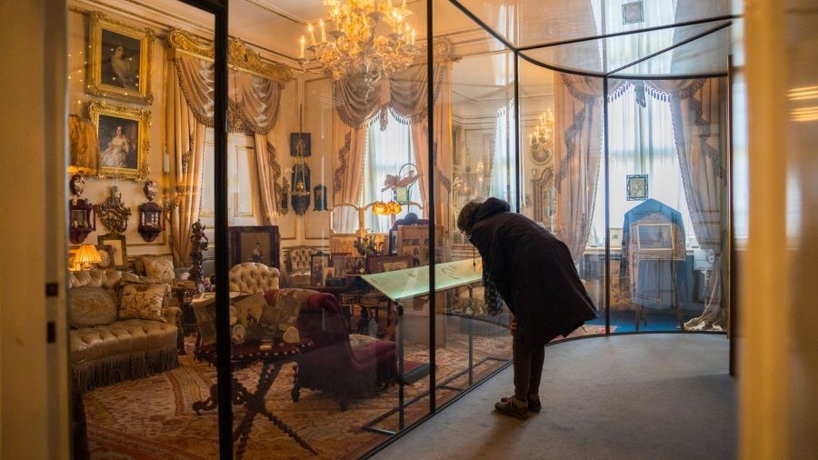 Bên trong lâu đài trưng bày nhiều đồ vật cổ