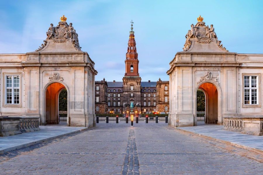 Cung điện Christiansborg đứng sừng sững hiên ngang qua nhiều niên đại lịch sử