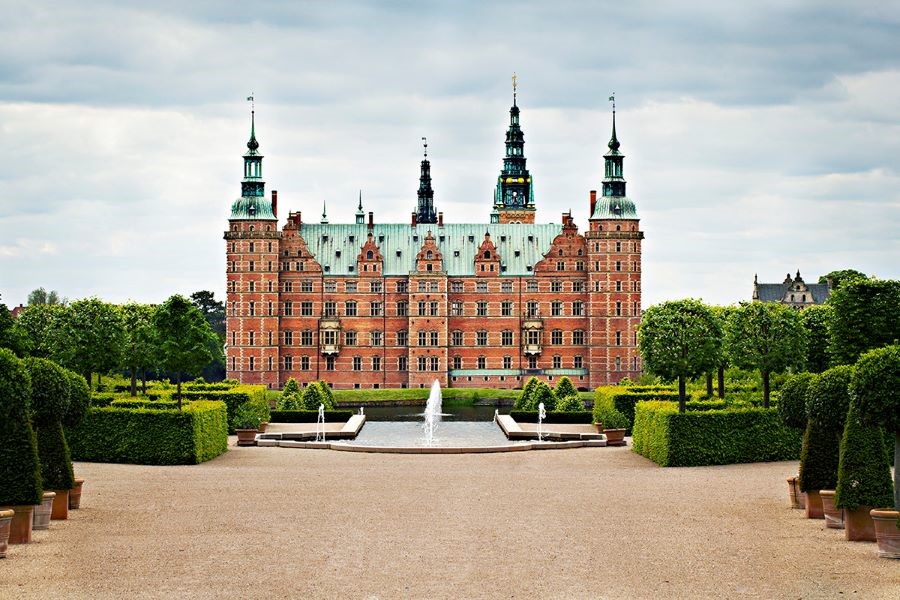 Cung điện Frederiksborg hiện lên hệt như một bức tranh cổ tích giữa đời thực