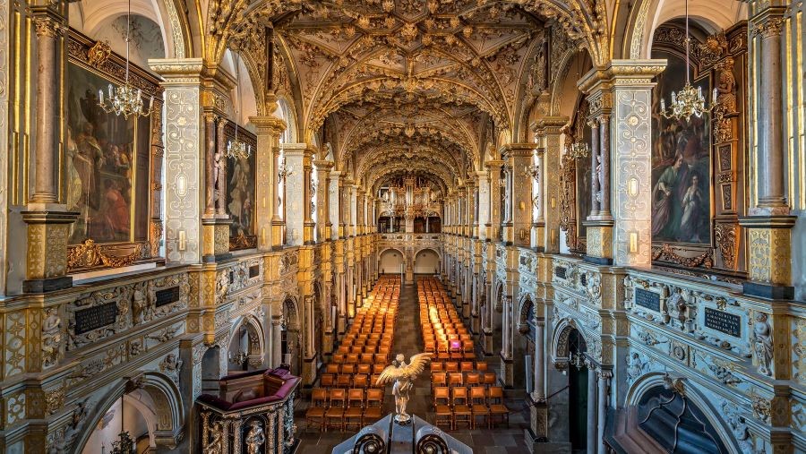 Bên trong tòa lâu đài có kiến trúc vô cùng hoành tráng