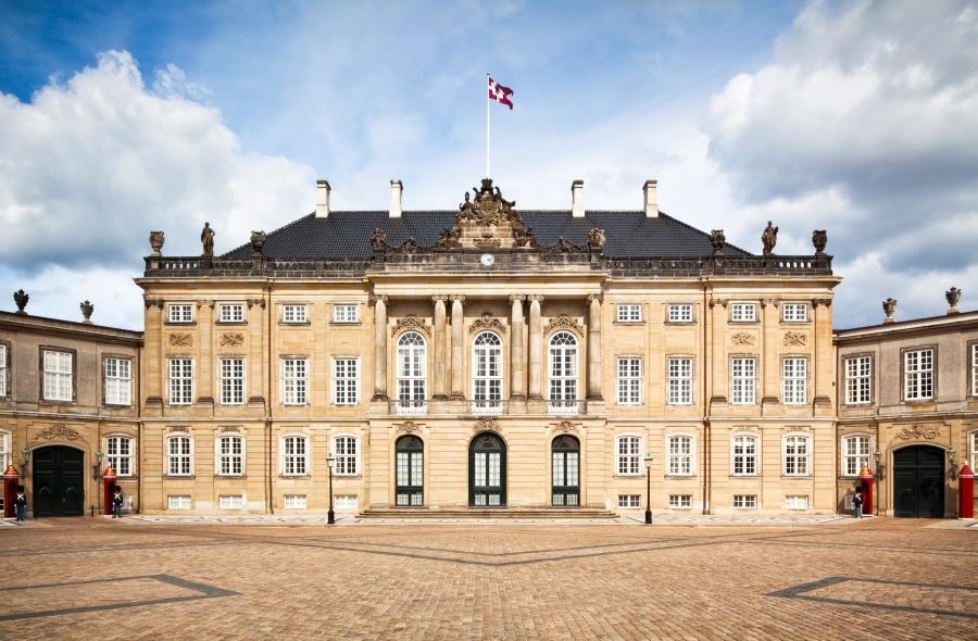 Cung điện Amalienborg sừng sững hiên ngang như một viên ngọc quý giữa lòng thủ đô Đan Mạch