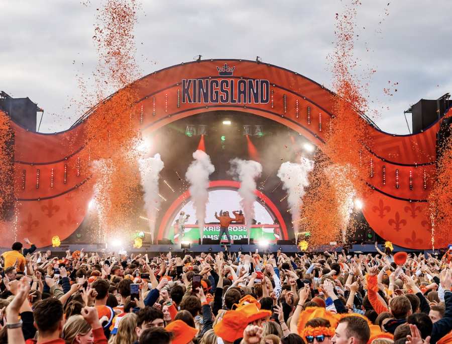 King's Day là một bữa tiệc âm nhạc hoành tráng, với vô số sân khấu và buổi biểu diễn âm nhạc diễn ra trên khắp cả nước