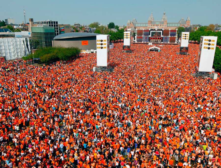 Biển cam nhìn từ trên cao trong suốt khoảng thời gian diễn ra lễ hội