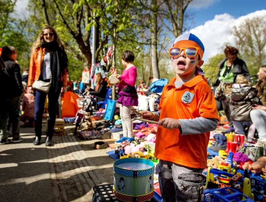Khám phá chợ trời khổng lồ là một trong những hoạt động được mong chờ nhất trong ngày King's Day