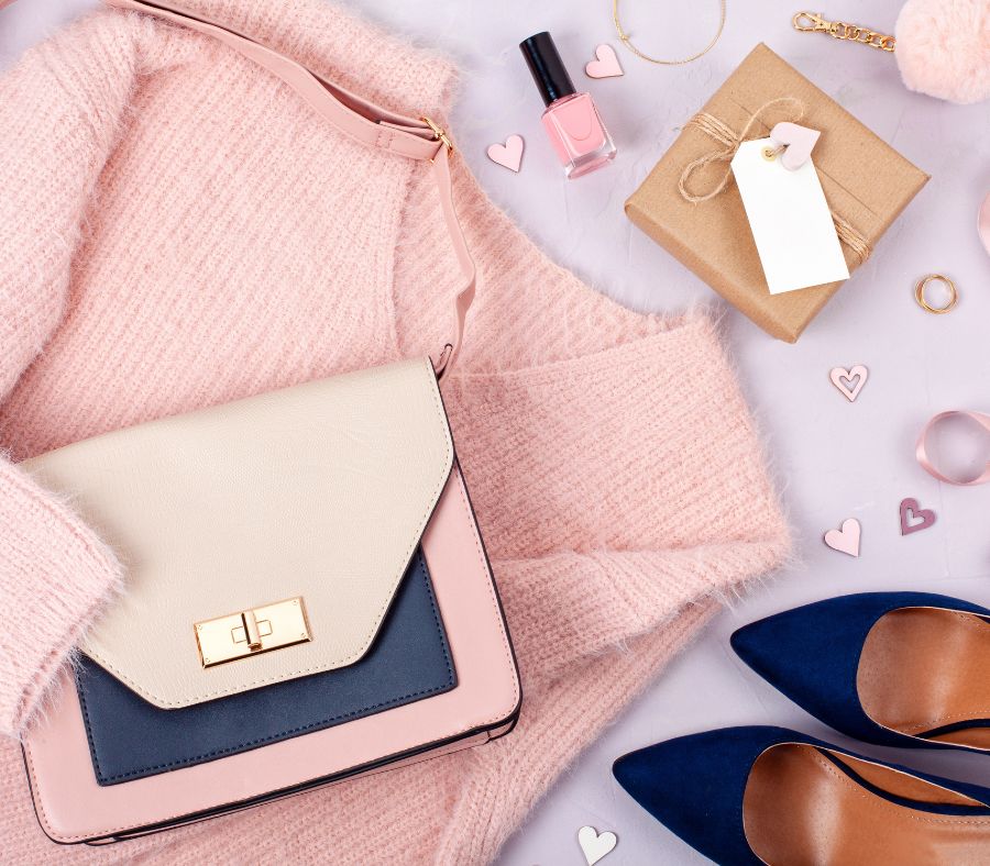 Quần áo và phụ kiện là món quà phù hợp cho nhiều đối tượng khác nhau