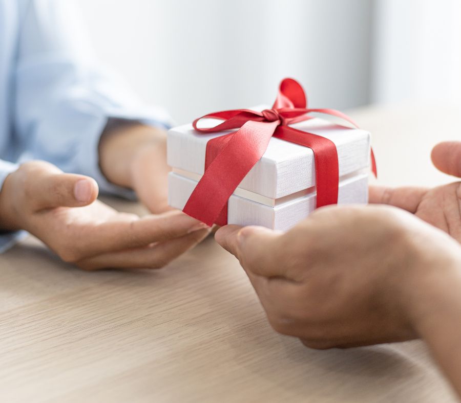 Việc tặng quà sẽ giúp Bạn gắn kết được nhiều mối quan hệ hơn trong cuộc sống